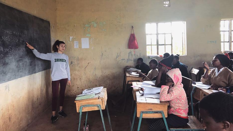 马利·阿米科在肯尼亚的一间教室里教书