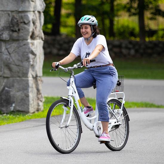 Hadia Bakkar在火博体育学院骑自行车